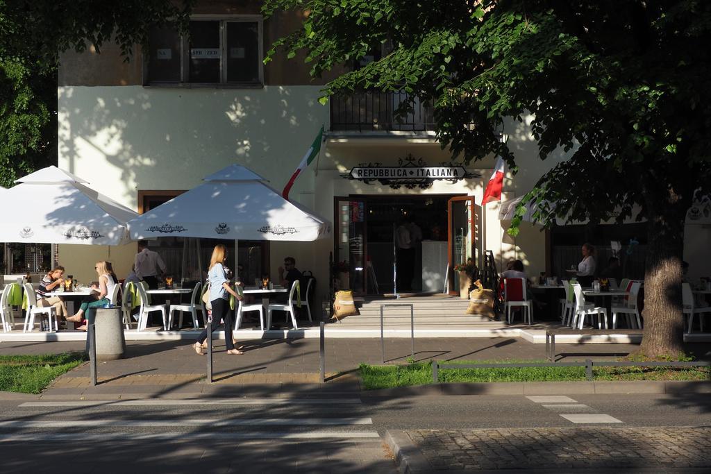 Adventura Hostel Warschau Buitenkant foto